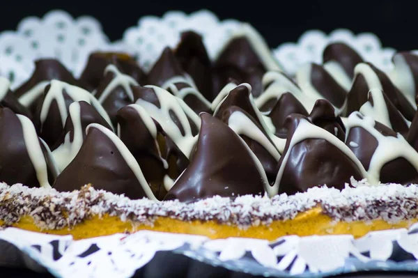 Altın hilal şeklinde bir kolye.