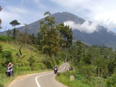 Gün boyunca boş ve ıssız yollar dağlık manzaralı alanlarda turistik yerleri ziyaret ediyor.