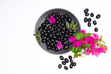 Çiçekli taze siyah eriğin bileşimi