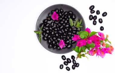 Çiçekli taze siyah eriğin bileşimi
