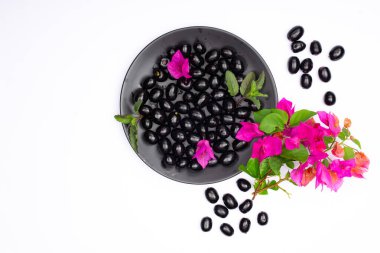 Çiçekli taze siyah eriğin bileşimi