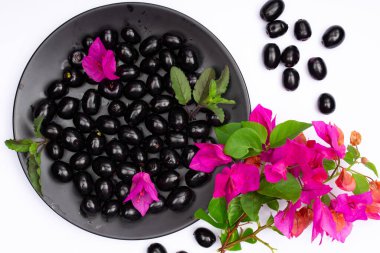 Çiçekli taze siyah eriğin bileşimi
