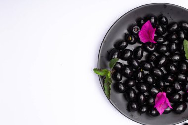 Çiçekli taze siyah eriğin bileşimi