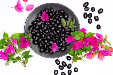 Çiçekli taze siyah eriğin bileşimi