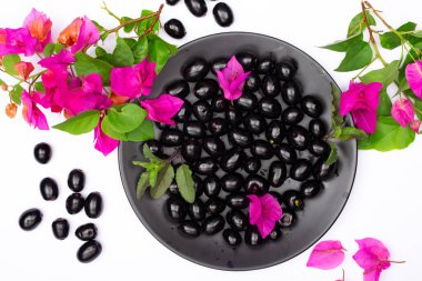 Çiçekli taze siyah eriğin bileşimi