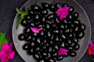 Çiçekli taze siyah eriğin bileşimi