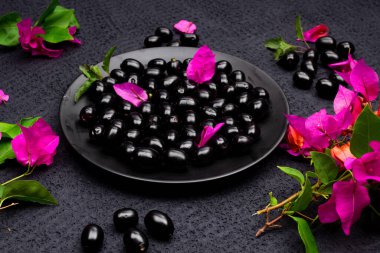 Çiçekli taze siyah eriğin bileşimi