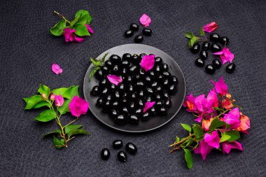 Çiçekli taze siyah eriğin bileşimi