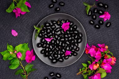 Çiçekli taze siyah eriğin bileşimi