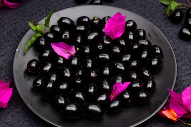 Çiçekli taze siyah eriğin bileşimi
