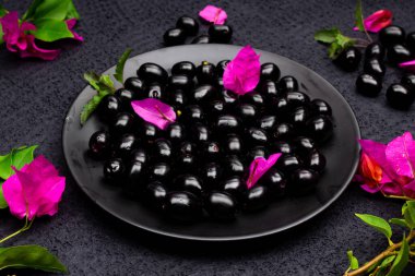 Çiçekli taze siyah eriğin bileşimi