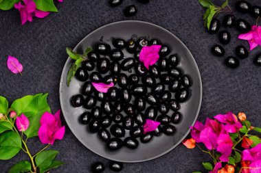 Çiçekli taze siyah eriğin bileşimi