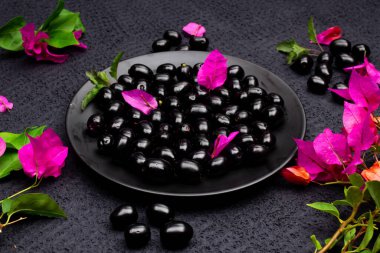 Çiçekli taze siyah eriğin bileşimi
