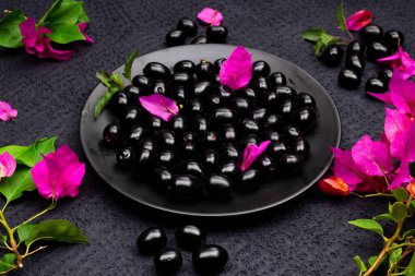 Çiçekli taze siyah eriğin bileşimi