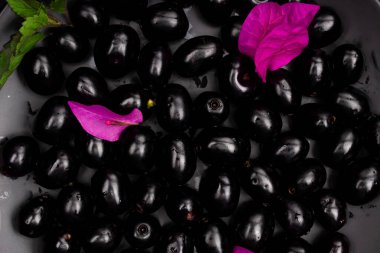 Çiçekli taze siyah eriğin bileşimi