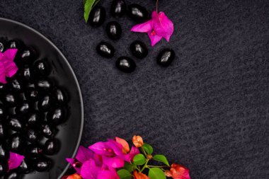 Çiçekli taze siyah eriğin bileşimi