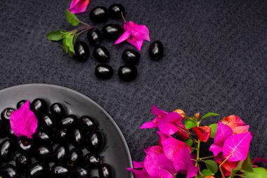 Çiçekli taze siyah eriğin bileşimi
