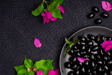 Çiçekli taze siyah eriğin bileşimi