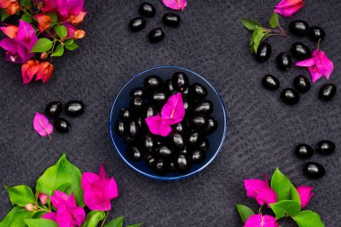 Çiçekli taze siyah eriğin bileşimi