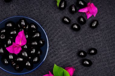 Çiçekli taze siyah eriğin bileşimi