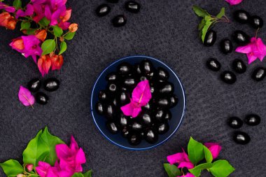 Çiçekli taze siyah eriğin bileşimi