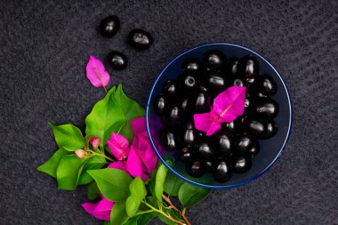 Çiçekli taze siyah eriğin bileşimi