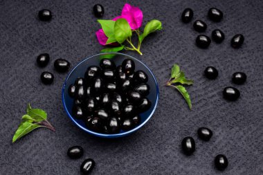 Çiçekli taze siyah eriğin bileşimi