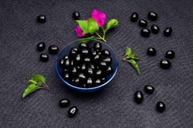 Çiçekli taze siyah eriğin bileşimi