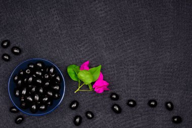 Çiçekli taze siyah eriğin bileşimi