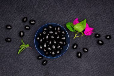 Çiçekli taze siyah eriğin bileşimi