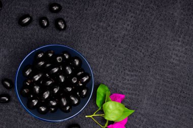 Çiçekli taze siyah eriğin bileşimi