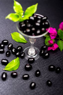 Çiçekli taze siyah eriğin bileşimi