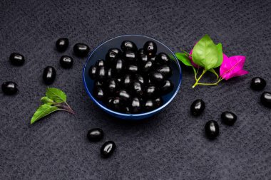 Çiçekli taze siyah eriğin bileşimi
