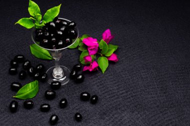 Çiçekli taze siyah eriğin bileşimi