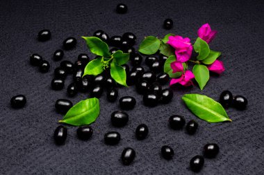 Çiçekli taze siyah eriğin bileşimi