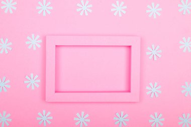 Kağıt arkaplanda boş model çerçeve izole edildi