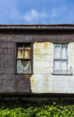 Küçük bir mağaza bina