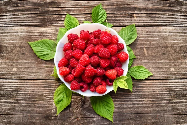 Färska Hallon Med Gröna Blad Trä Bakgrund Ovanifrån — Stockfoto