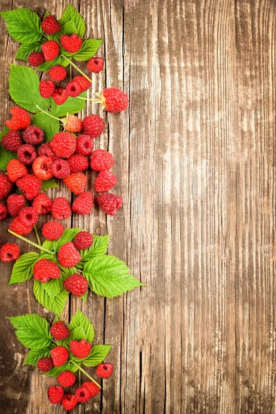 Röda Hallon Gröna Blad Träbakgrund Färsk Rasp — Stockfoto