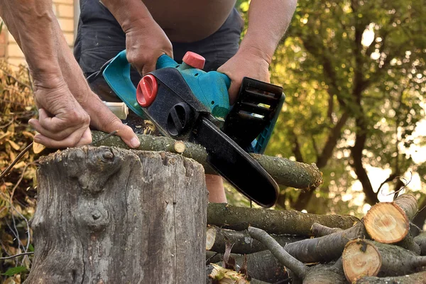 Man Cutting Wood Electric Saw — Stock Photo, Image