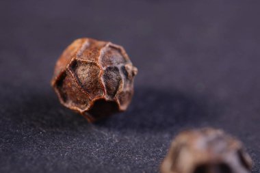 Karanlık arka planda karabiber nasırları, makro fotoğrafçılık konsepti.