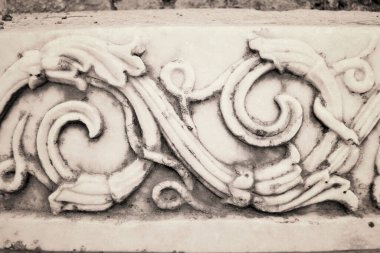 Binaların mimari dekorasyonları. Pencereler ve kapılar, balkonlar ve kemerler üzerindeki kornişler