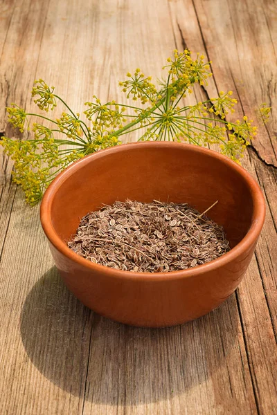 Dill Zaden Een Kom Een Houten Tafel — Stockfoto