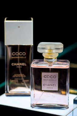 MEXICO CITY - 9 Eylül 2014: Chanel makyaj sınıfı Pop Store Chanel Polanco 'daki bazı Instyle dergisi aboneleriyle özelleştirildi. 