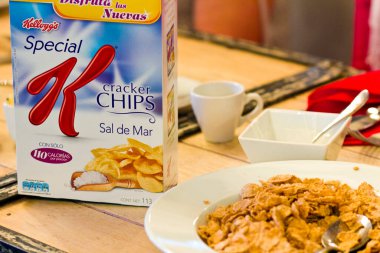 MEXICO CITY - 7 Şubat 2014: Meksika 'daki Meksika Bocu restoranında düzenlenen Özel K yeme planını kazananlara kahvaltı. Kelloggs tahıl gevreği, bir Amerikan çokuluslu gıda üretim şirketi.