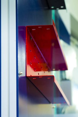 Altyapı kablo döşemesi için metal kanal. Döşeme kabloları için metal yapısal profil.