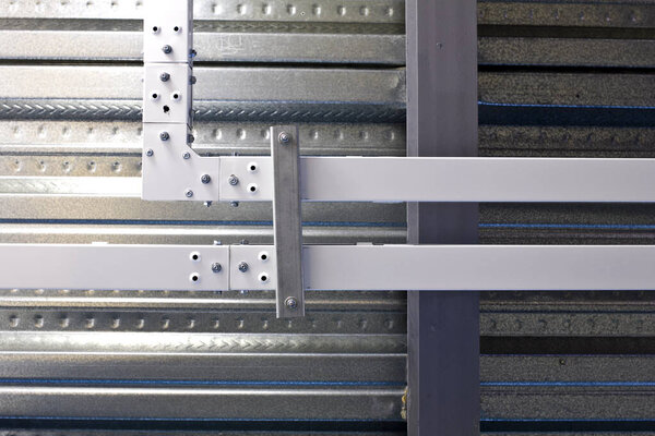 Канал белого металла для прокладки кабелей