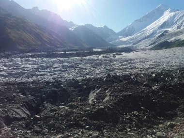 Minapin Buzulu ile Rakaposhi ve Diran Tepesi 'nin güzel manzarası