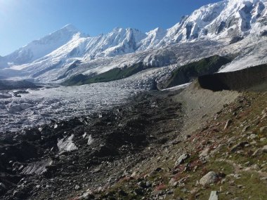 Minapin Buzulu ile Rakaposhi ve Diran Tepesi 'nin güzel manzarası