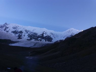 Gün batımında Rakaposhi ve Diran tepesinin güzel manzarası